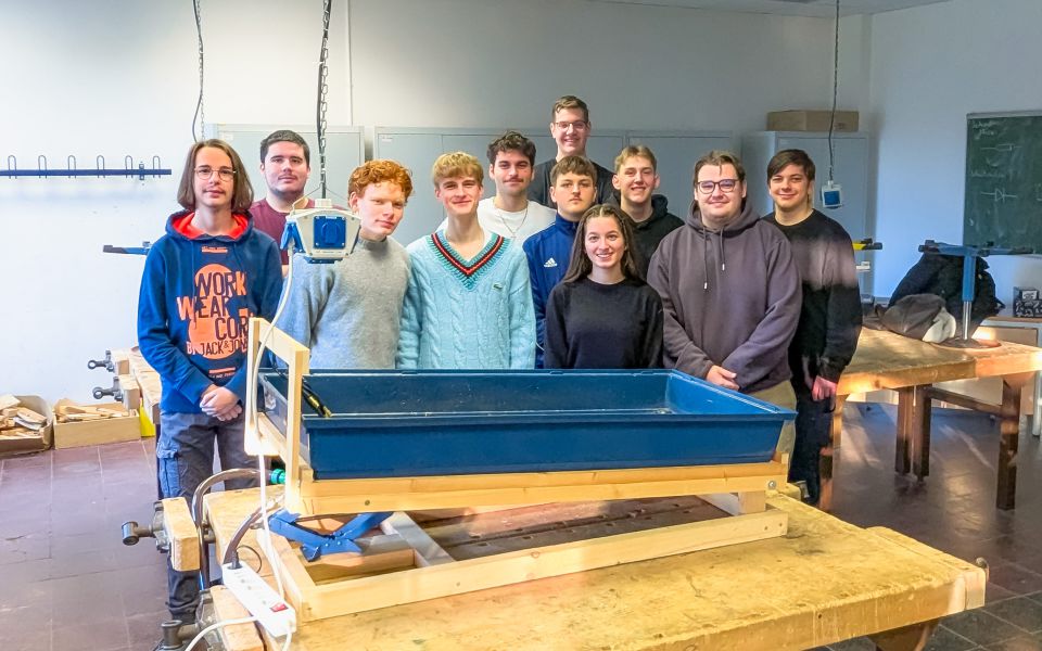 Blogbeitrag: Praxis trifft Schule: onoff begleitet IGS Seelze beim Bau eines Flussmodells